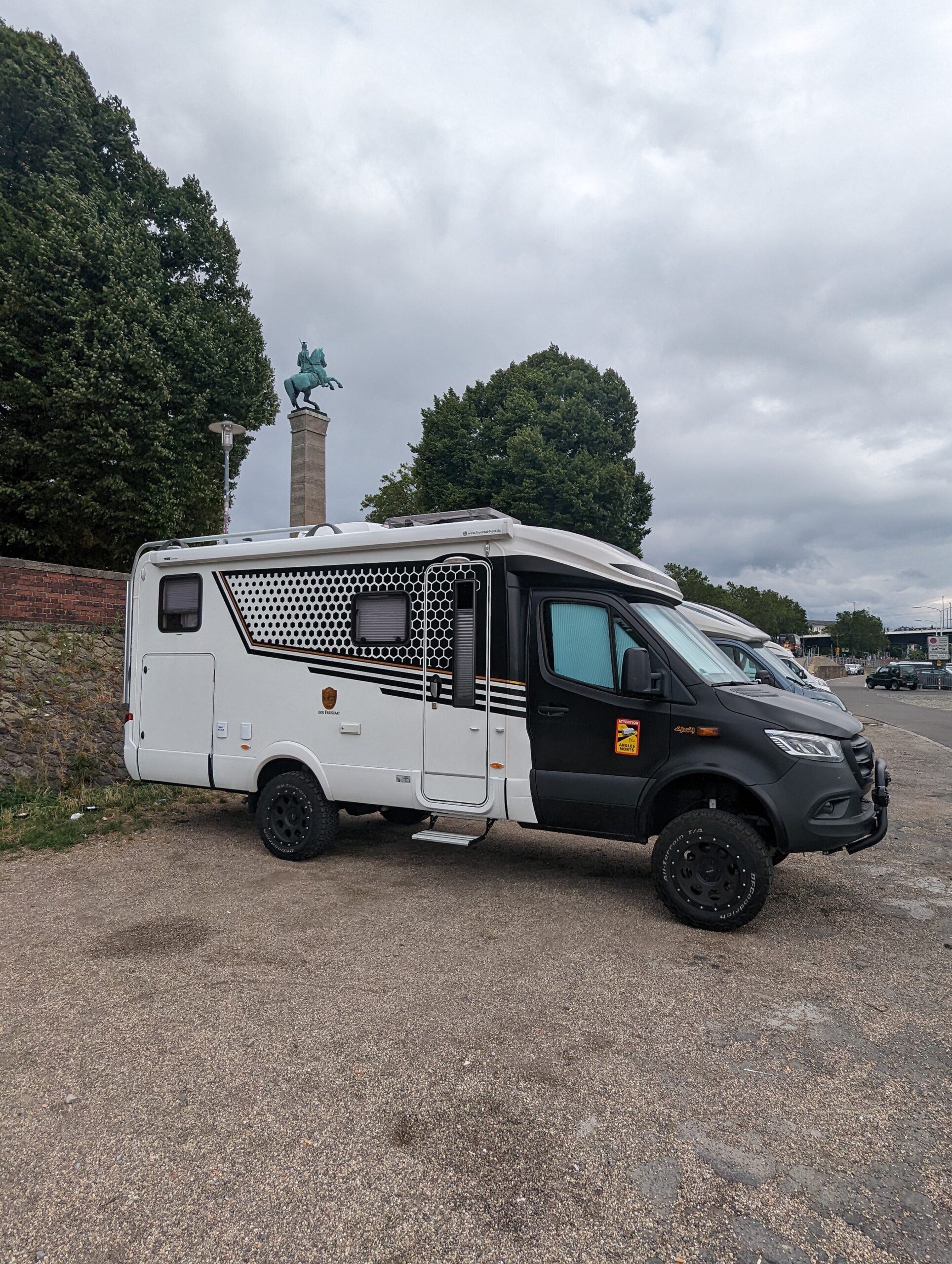 The Hymer with a new friend